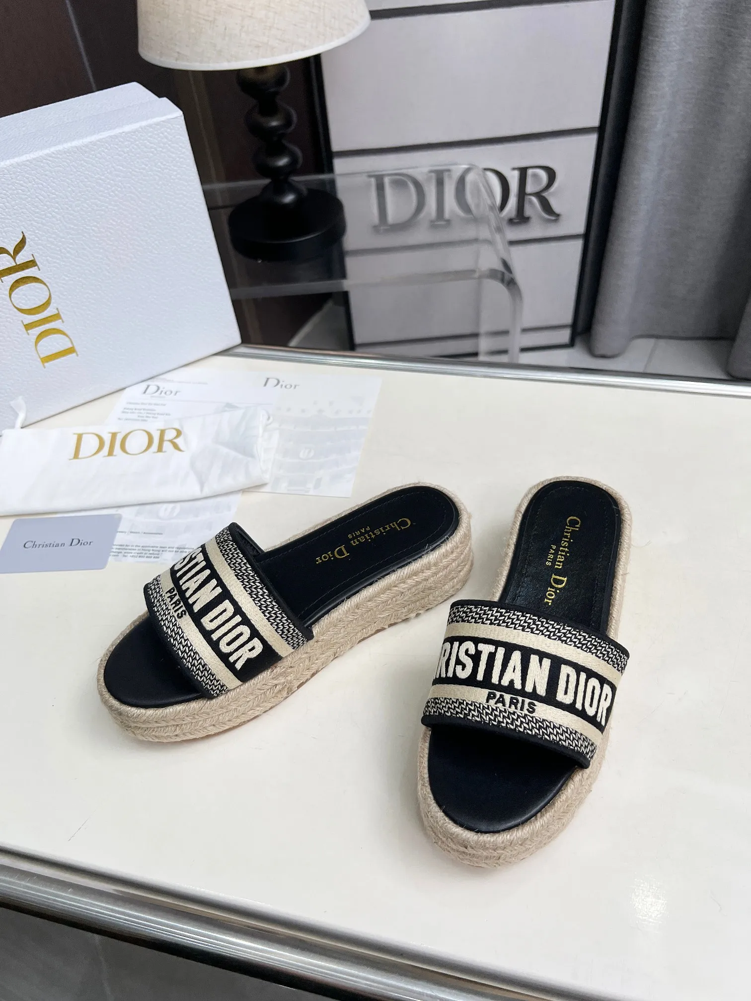 👟👟Ex-factory price 420👟👟 Dior's new spring and summer IVIETA DWAY jelly-colored flat-soled one-slip women's shoes with CD letter logo three-dimensional embroidery thick-soled round-toe open-toe slippers. The original version is developed to be the top version on the market. It feels soft and delicate on the feet and is extremely comfortable. Material: Upper imported raffia electric embroidery high-temperature water-soluble cotton technical fabric + water-dyed cowhide foot pad lining + original consistent combination outsole Outsole: original outsole Size: 35-42 (40.41.42 custom-made, non-refundable and non-exchangeable)